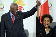 O secretário-geral da Francofonia, Abdou Diouf, levanta a mão da ex-Governadora Geral do Canadá, Michaelle Jean, depois que ela foi escolhida para ocupar o seu lugar, no Dakar, Senegal, em 30 de novembro de 2014. The Canadian Press / Sean Kilpatrick