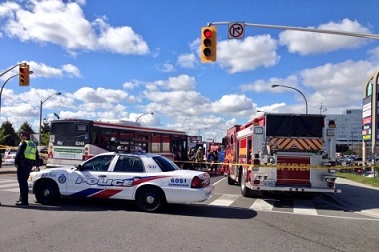 Veículos de emergência são vistos na Lawrence Avenue West, em Toronto, depois que uma mulher foi atropelada mortalmente por um autocarro da TTC em 11 de outubro de 2014. CityNews / Tracy Tong