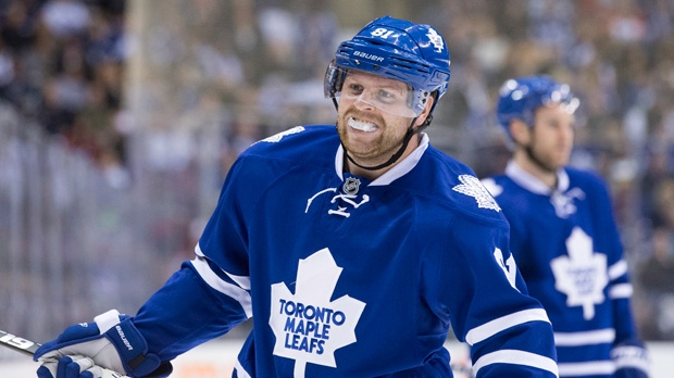 Phil Kessel dos Toronto Maple Leafs durante o segundo período de ação do jogo de hóquei NHL contra os Detroit Red Wings, em Toronto, no sábado, 13 de dezembro de 2014.THE Canadian Press / Chris Young