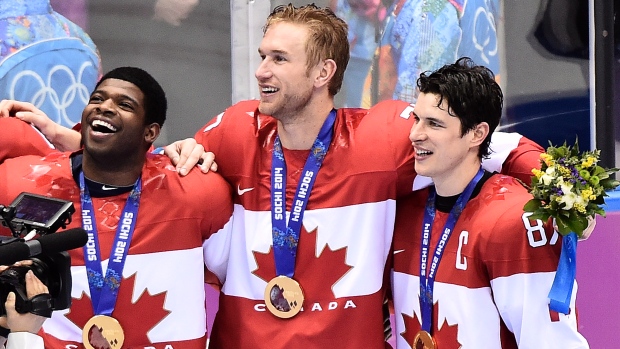 P.K. Subban, à esquerda, Jeff Carter, ao centro, e Sidney Crosby, à direita, entre os atletas do Canadá que venceram o ouro olímpico na final contra a Suécia, nos Jogos Olímpicos de inverno de Sochi 2014, em Sochi, na Rússia. (Nathan Denette / The Canadian Press)