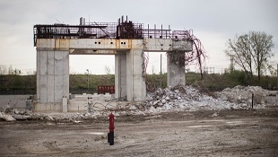 Uma visão geral tirada no domingo, 18 de maio, 2014, dos restos da fábrica de gás (800 megawatts) em Mississauga que teve a sua construção cancelada antes da eleição provincial geral de 2011. (The Canadian Press / Chris Young)