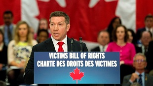 O ex-jogador da NHL e vítima de abuso sexual, Sheldon Kennedy, fala depois de o primeiro-ministro Stephen Harper anunciar a alteração de legislação que visa a criação da Canadian Victims Bill of Rights, em Toronto - 3 de abril de 2014. (The Canadian Press / Nathan Denette)