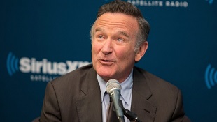 Foto de 25 de setembro de 2013, divulgada pela rádio SiriusXM, mostra Robin Williams durante o Entertainment Weekly Radio town hall, em Nova York. (AP / SiriusXM, Jason Shaltz)