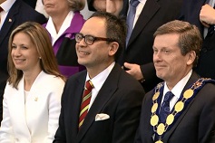 A partir da esquerda, os vereadores Michelle Berardinetti e Denzil Minnan-Wong e o presidente John Tory posam para uma foto oficial na City Hall de Toronto, em 11 de dezembro de 2014. CityNews