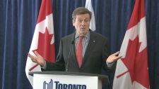 John Tory fala com os jornalistas na Câmara Municipal
