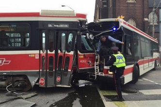 Um autocarro da TTC e um elétrico colidiram na Danforth Ave. e Main St., na manhã de sábado. (Photo courtesy @locarez)
