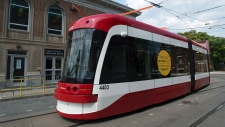 Um novo elétrico da Toronto Transit Commission (TTC). (Frank Gunn / The Canadian Press)