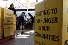 Voluntários dividem doações no banco alimentar Daily Bread, no 191 da Toronto St., em 27 de dezembro de 2013. CityNews / Peter Dworschak