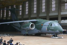 MINISTÉRIO DA DEFESA PEDE INFORMAÇÃO PARA EVENTUAL COMPRA DE CINCO A SEIS AVIÕES KC-390