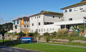 ÉBOLA: ENFERMEIRA BRITÂNICA CONTAMINADA EM ESTADO CRÍTICO – HOSPITAL