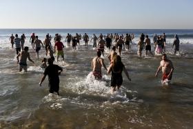 BANHISTAS MERGULHAM EM CARCAVELOS E PEDEM UM BOM ANO “COM MENOS CORRUPÇÃO E IMPOSTOS”
