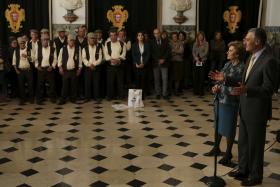 CAVACO SILVA CUMPRIU TRADIÇÃO DE OUVIR CANTAR OS REIS COM CAVAQUINHOS E CANTE ALENTEJANO