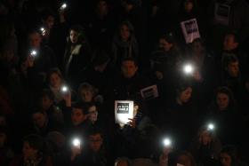 PARIS/ATENTADO: TORRE EIFFEL ÀS ESCURAS PARA HOMENAGEAR VÍTIMAS