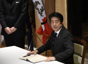 PRIMEIRO-MINISTRO JAPONÊS EXIGE LIBERTAÇÃO IMEDIATA DE REFÉNS DO ESTADO ISLÂMICO