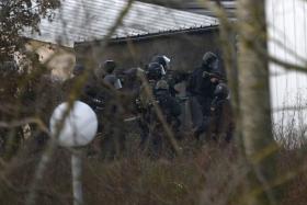 PARIS/ATENTADOS: MORTOS DOIS SUSPEITOS CERCADOS EM DAMMARTIN-EN-GOËLE