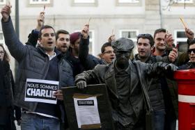 ATENTADO/PARIS: PORTO VOLTOU HOJE A SER CHARLIE PARA SE SOLIDARIZAR COM VÍTIMAS