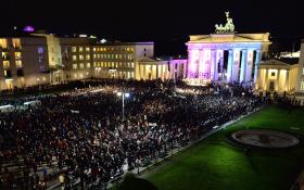 MILHARES DE PESSOAS MANIFESTAM-SE, COM MERKEL, EM BERLIM CONTRA ISLAMOFOBIA