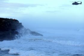 DESTROÇOS DE EMBARCAÇÃO NAUFRAGADA ENCONTRADOS JUNTO À PRAIA DAS MAÇÃS (SINTRA)