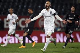 VITÓRIA DE GUIMARÃES GOLEIA (4-0) ACADÉMICA E SOBE AO PÓDIO