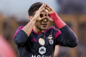 BENFICA GOLEIA (4-0) MARÍTIMO E MANTÉM FC PORTO A SEIS PONTOS