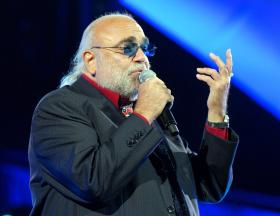 MORREU O CANTOR GREGO DEMIS ROUSSOS