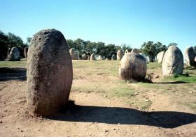 GOVERNO RECLASSIFICA CROMELEQUE DOS ALMENDRES (ÉVORA) COMO MONUMENTO NACIONAL