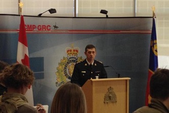 O diretor de operações criminosas da RCMP, Marlin Degrand fala com os Media sobre o tiroteio que envolveu dois oficiais da RCMP em St. Albert, Alberta, no sábado de manhã. (Twitter / @ RCMPAlberta)