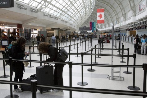 Foto de arquivo de viajantes no Aeroporto Internacional Pearson. The Canadian Press / Frank Gunn