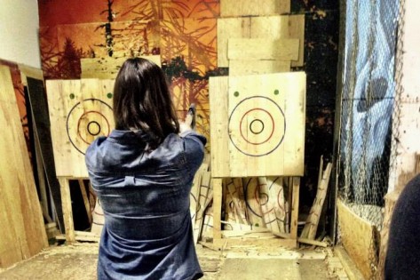 “Axe Throwing: like darts, but not” tem lugar no BATL em Toronto, em 16 de janeiro de 2015. FACEBOOK
