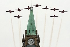 Os “Snowbirds” sobrevoam a Torre da Paz, durante as celebrações do dia do Canadá no Parliament Hill, em Otava. Foto de arquivo. The Canadian Press / Fred Chartrand