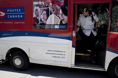 Um carteiro termina as suas rondas. Foto de arquivo. The Canadian Press / Andrew Tolson