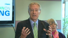 Art Eggleton fala aos repórteres sobre o seu papel no grupo de trabalho para a habitação social em Toronto, na sexta-feira de manhã.