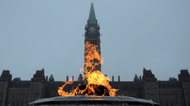 A Centennial Flame arde no Parliament Hill em Otava. Foto de arquivo. (The Canadian Press / Sean Kilpatrick)