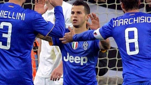 O avançado da Juventus, Sebastian Giovinco, ao centro, comemora com os companheiros de equipa Giorgio Chiellini, à esquerda, e Claudio Marchisio, depois de marcar um golo durante o encontro de futebol para a Taça de Itália, entre a Juventus e o Verona, em Turim - 15 de janeiro de 2015. (AP / Andrea di Marco, Ansa)