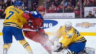 Um momento do jogo de hóquei entre a Suécia e a Rússia, a contar para as meias-finais do Campeonato Mundial Júnior de hóquei - 4 de janeiro de 2015. The Canadian Press/Frank Gunn