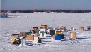 Comunidades de pesca no gelo, como esta em Bathurst, poderão começar a aparecer em lagos por toda a área de New Brunswick. (Enviada por Sharon Young)