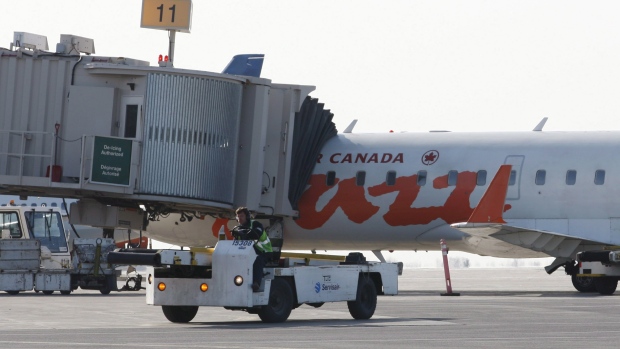 Uma aeronave Air Canada Jazz num terminal do aeroporto de Otava, nesta foto de arquivo. (The Canadian Press / Adrian Wyld)