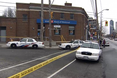 Viaturas policiais são vistas estacionadas no exterior de uma agência do BMO em Etobicoke, após um assalto no dia 3 de janeiro de 2015. CityNews