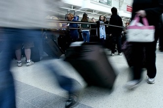 Passageiros esperam pelo «check-in» da sua bagagem no Aeroporto Internacional Pearson, nesta foto de arquivo. The Canadian Press / Nathan Denette