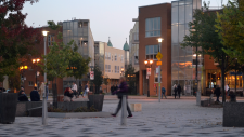 A Ontario St., entre a Valois St e a Bourbonniere Ave., é uma das cinco novas áreas que vão tornar-se ruas pedestres, a partir deste verão. (City of Montreal)