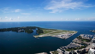 Billy Bishop Toronto City Airport é retratado nesta foto - 26 de julho de 2013. (The Canadian Press / Michelle Siu)