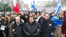 O presidente de Montreal, Denis Coderre, ao centro, lidera uma marcha de solidariedade em Montreal, domingo, 11 de janeiro de 2015. (Graham Hughes/The Canadian Press)