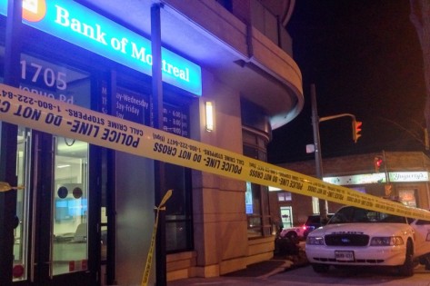 Uma fita da polícia separa o local do assalto a um banco do BMO, na sexta-feira, 2 de janeiro de 2015. John Hanley / CityNews