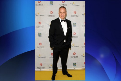 Leslie Roberts foi suspenso pela Global TV, depois que foi revelado que ele é proprietário de uma parte no Buzz PR. THE CANADIAN PRESS