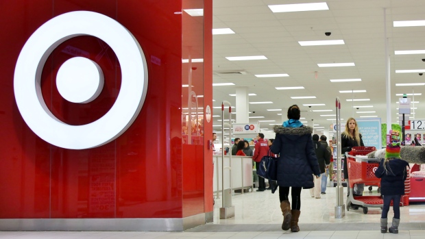 Consumidores entram numa loja Target em Toronto - 15 de janeiro de 2015. (Colin Perkel /The Canadian Press)