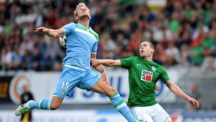 Michal Hubnik (Baumit Jablonec), à direita, disputa a bola com Damien Perquis (Betis de Sevilha), à esquerda, durante um jogo da Liga Europa, em Jablonec nad Nisou, República Checa - 22 de agosto de 2013. (AP Photo, CTK / Radek Petrasek)