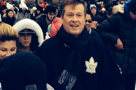 John Tory durante a patinagem na Nathan Phillips Square – 1 de janeiro de 2015. CityNews / Adrian Ghobrial