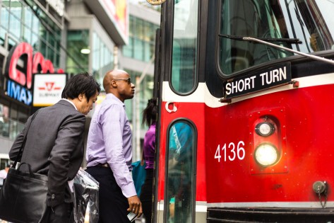 Passageiros entram num elétrico da TTC nas ruas Yonge e Dundas, em Toronto - 23 de maio de 2013. FLICKR / Kat NLM