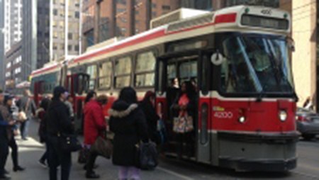 Pessoas saem e entram num elétrico da TTC na Queen Street. (Chris Kitching / CP24)