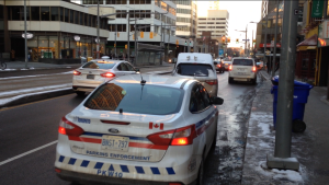 Um veículo é visto a ser rebocado na área da Yonge Street e St. Clair Avenue. (Matt Llewellyn / CBC)